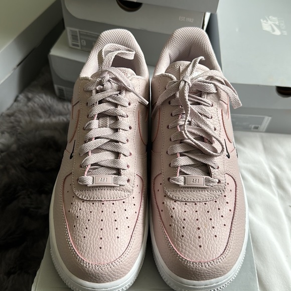 WMNS AIR FORCE 1 - Picture 2 of 4